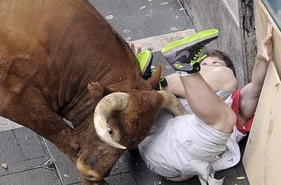 西班牙奔牛節 公牛襲擊人群