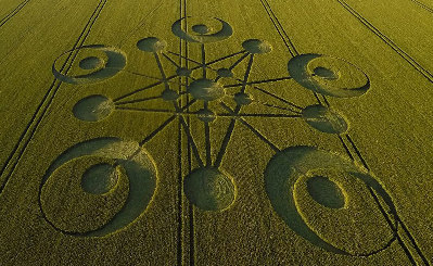 英國農田驚現“麥田怪圈” 長約122米