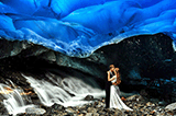 美新人在冰穴内拍摄婚纱照 绚丽背景仿佛仙境（高清）