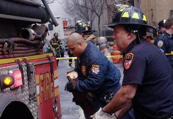 纽约一建筑发生爆炸并引起火灾致多人受伤