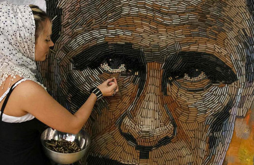 乌克兰艺术家用5000枚弹壳创作普京肖像(图)