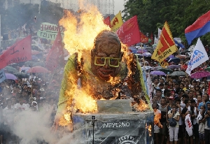 菲律宾民众街头“火烧”阿基诺三世（高清组图）