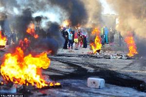 南非关闭33所学校引发警民冲突（高清组图）