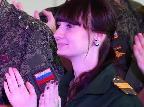 外军参阅官兵与中国官兵举行交流活动