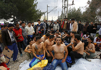 移民请求进入马其顿 赤裸上身跪地抗议(高清组图)