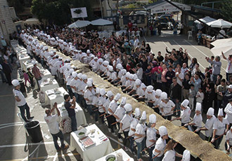 黎巴嫩民众做32米长大饼迎独立日 欲破世界纪录(组图)