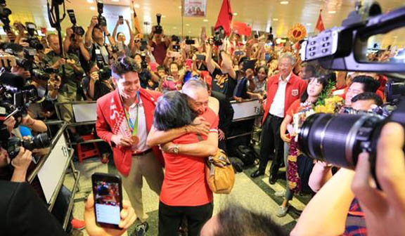 斯库林夺金后凯旋而归 在新加坡樟宜机场受到热烈欢迎