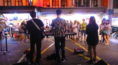 中华街的新加坡乐队