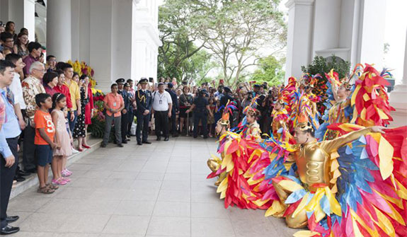 中国艺术团亮相新加坡总统府开放日