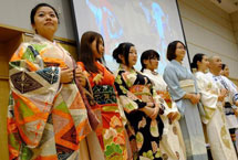 中国青年体验日本传统和服