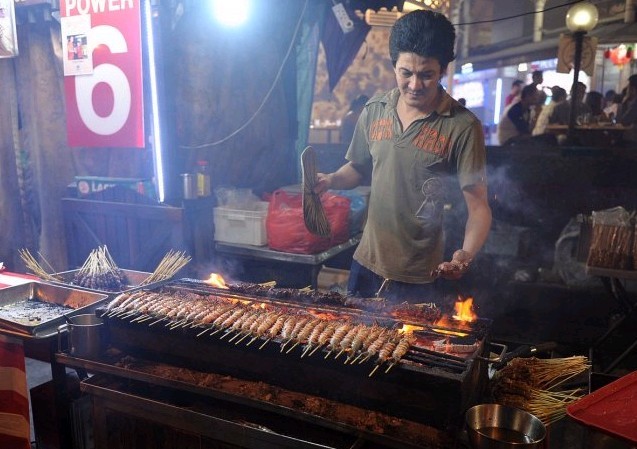 和咱们的羊肉串摊看起来没什么区别