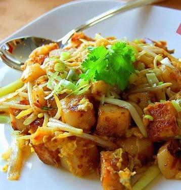 萝卜裹成块,与鸡蛋一同煎至金黄,随后撒上洋葱花即成,是新加坡的潮汕