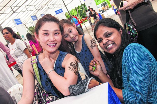 华人新移民参加嘉年华会 竞赛游戏中认识新加坡