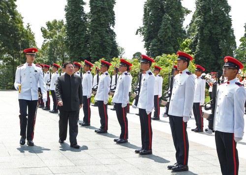 新任中国驻新加坡大使段洁龙向新总统递交国书