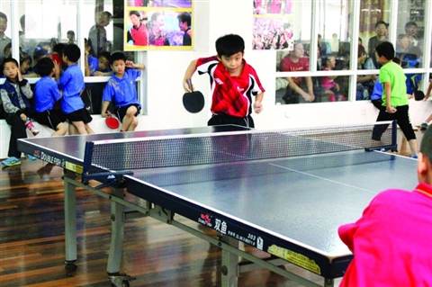 标准的发球、强力的弧圈、凶猛的扣杀&hellip;&hellip;长得酷酷的小球员李迪轩在球场上的表现非常出色，赢得了不少掌声和关注，而大家最感兴趣的是，他来自新加坡，而且还是新加坡国家少年队的球员。