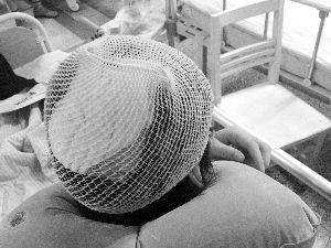 南京:海归女子遭陌生男子袭胸后被u型锁砸头(图)