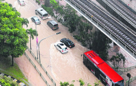 淹水,包括亚逸拉惹高速公路的金文泰路出口前(朝东海岸公园大道方向)