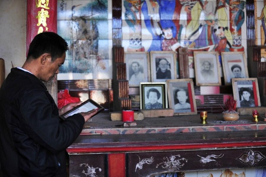 11月28日,泉州南安,越南妻子的照片被放在祖屋里,阿坤经常会回屋子里