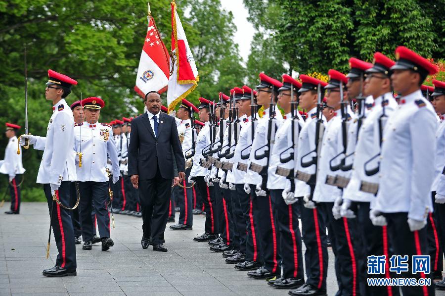 总统穆罕默杜·优素福(中)在新加坡总统府检阅新加坡警察部队仪仗队