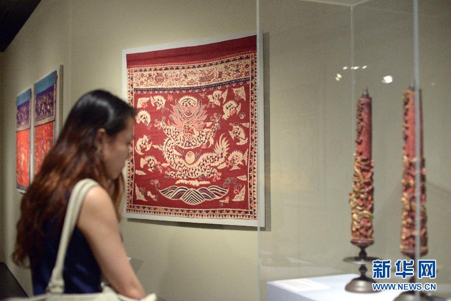 新加坡举行土生华人峇迪桌帏展