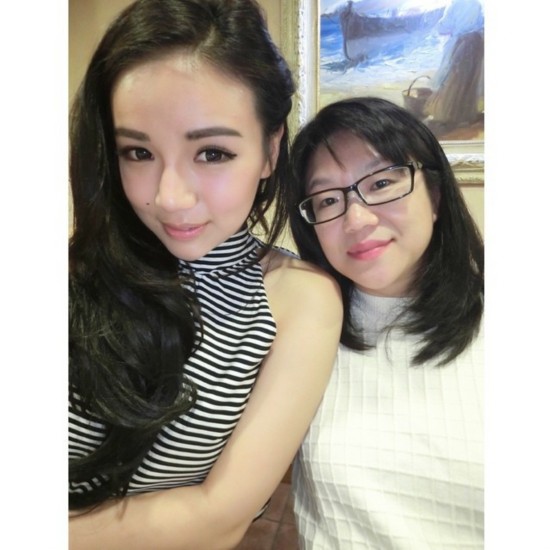 西甲新加坡华裔老板美艳女儿爆红 撞脸baby