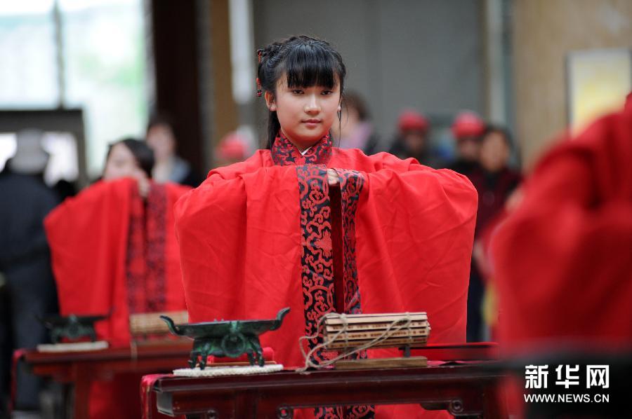 当日,一场汉式女子成人礼在陕西西安博物馆举行,来自陕西各地的30名年