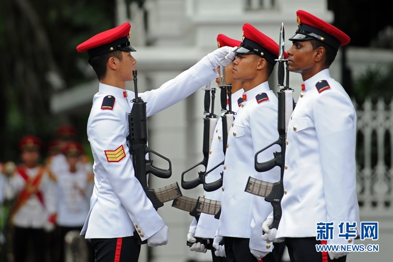 新加坡总统府举行宪兵换岗仪式及操枪表演