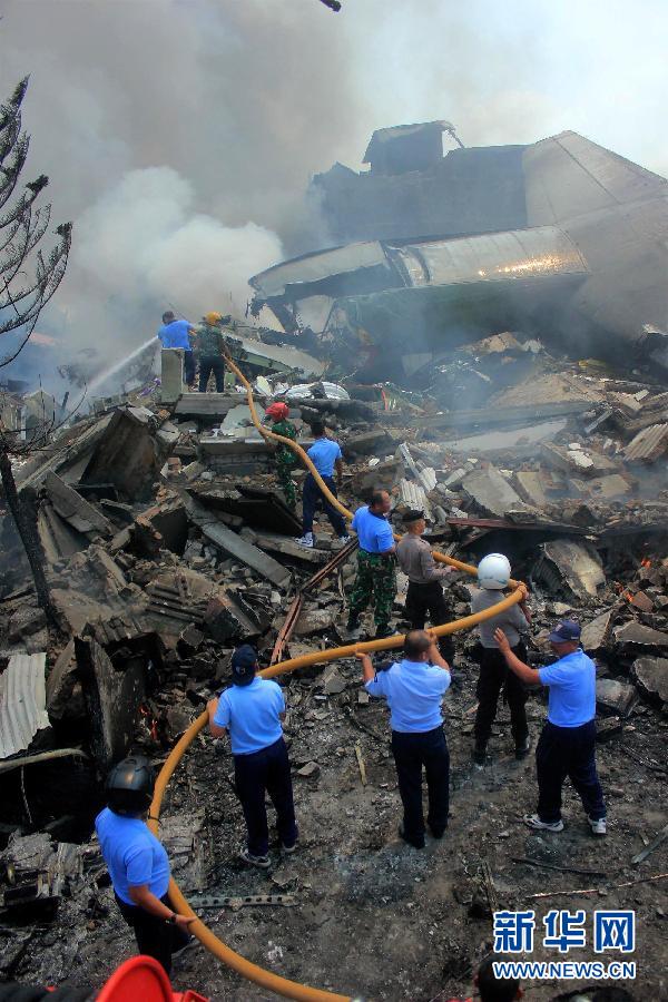 印尼一架军用运输机坠毁 机上113人恐无生还者【高清】