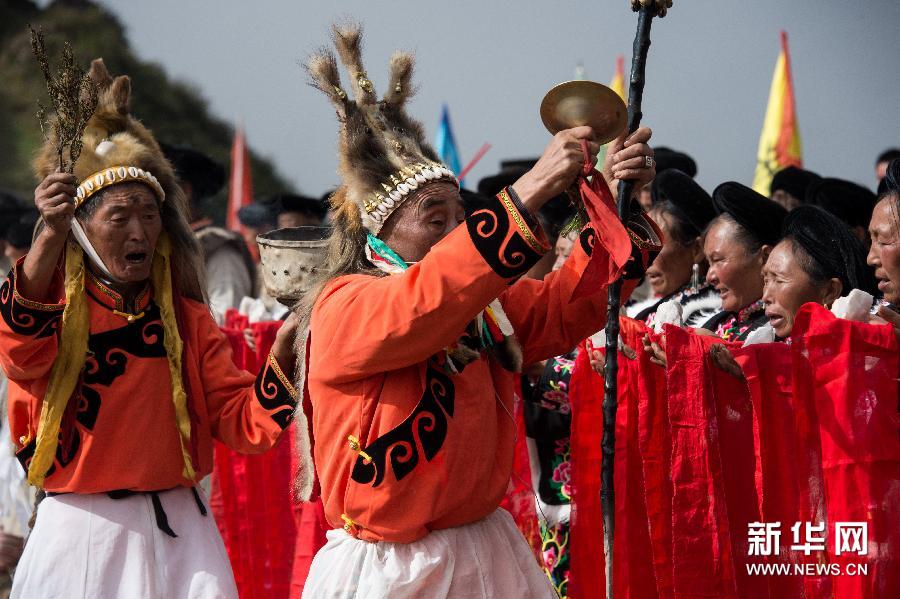 9月20日,在四川省理县西山村,羌族群众在祭拜"白石.